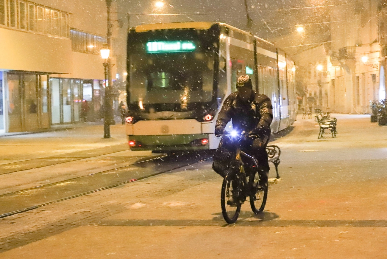 téli zsáner havazás kerékpáros