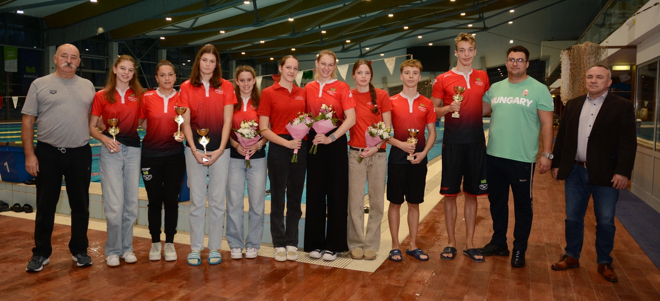 Balról: Hölcz Péter, Miklós Janka, Fazekas Dorka, Kárpáti Luca Sára, Fogarasi Janka, Bánhegyi Brigitta, Vécsei Réka, Tóth Zengő Katalin, Juhos Patrik, Doszpoly Zsombor, Sajgó László és Illyés Miklós a Kemény Dénes Városi Sportuszodában Fotó: Kamarás Péter