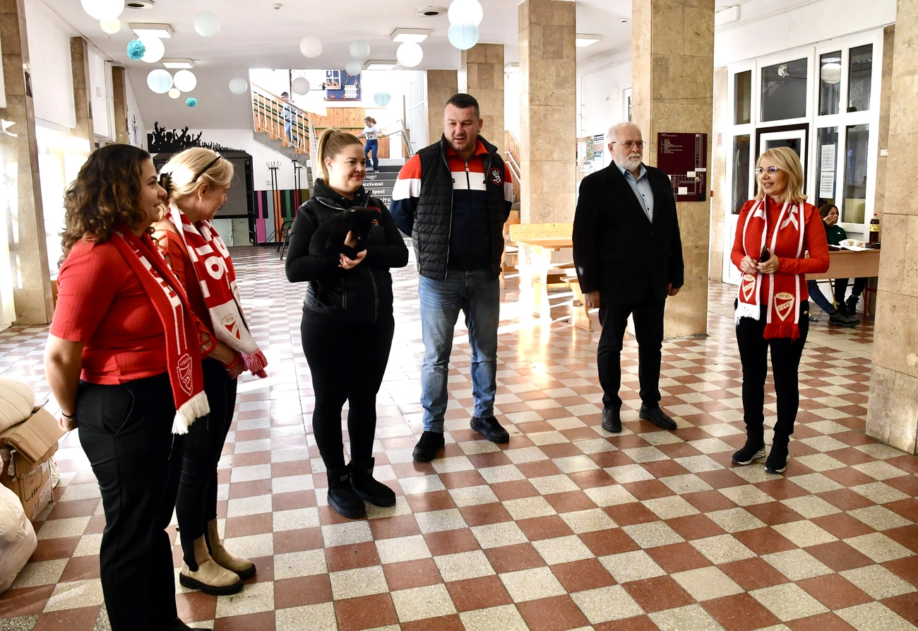 Összefogott a Fazekas Utcai Általános Iskola és a Diósgyőri Szurkolók az Állatokért Alapítvány. Fotó: Bujdos Tibor