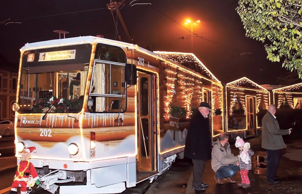 A miskolci adventi villamos 2016-ban. Fotó: Minap-archív