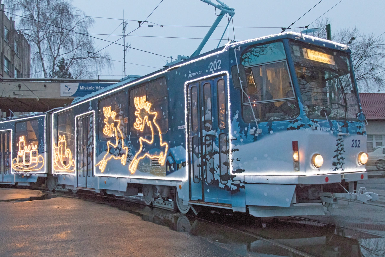 A miskolci adventi villamos 2017-ben. Fotó: Minap-archív