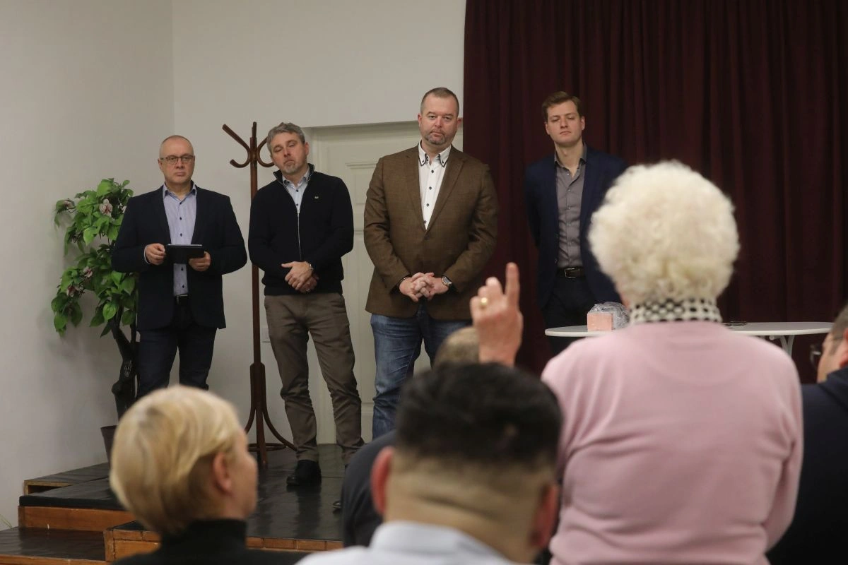 Közrendvédelem, illegális hulladék és a vasgyári SZTK jövője – fontos ügyek kerültek elő az alpolgármesteri fogadóórán. Fotó: Juhász Ákos