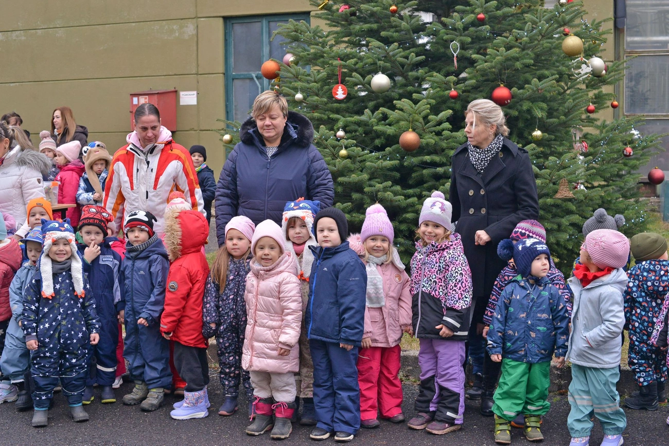 MIHŐ karácsonyfa-díszítés a Mesevárral. Fotó: Osztie Tibor