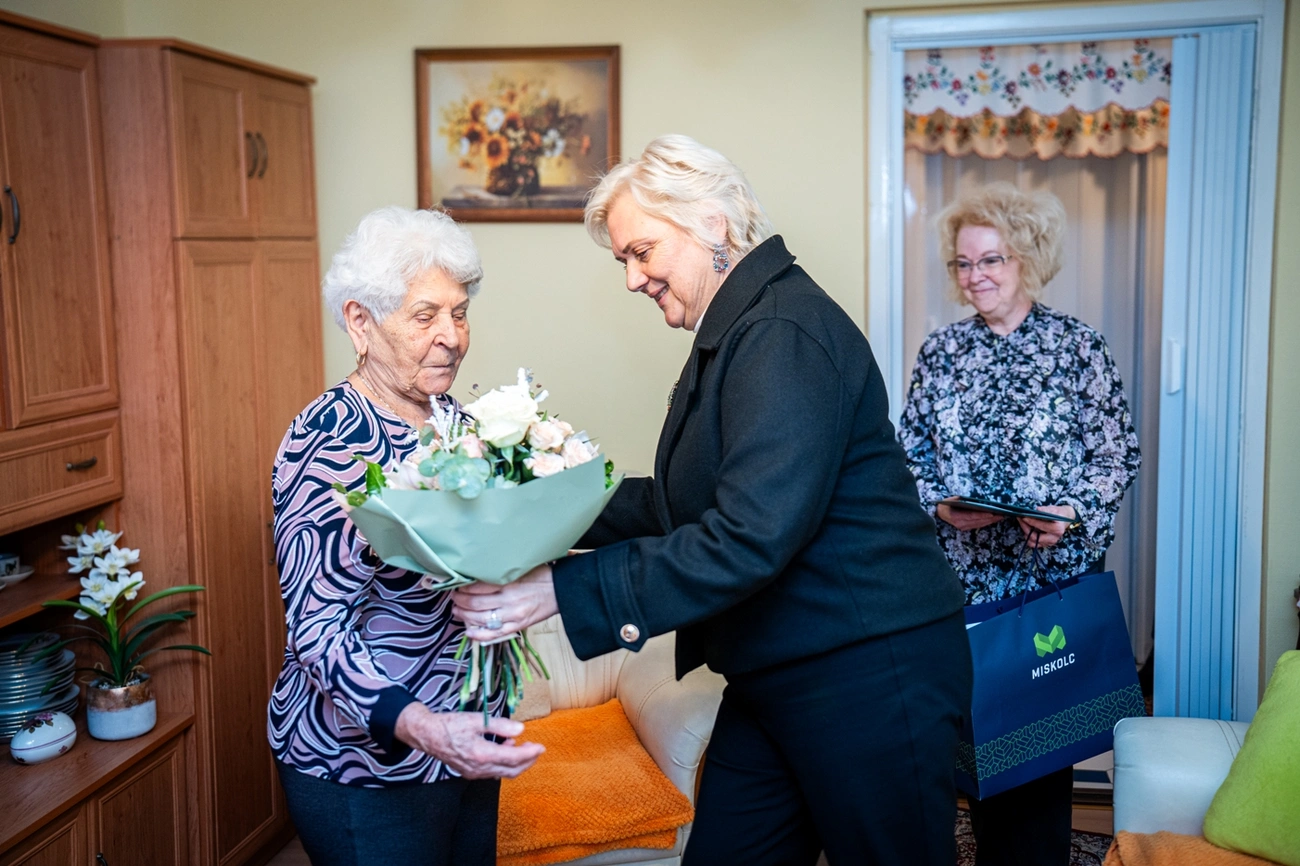 Molnár Józsefné köszöntése. Fotó: Horváth Csongor