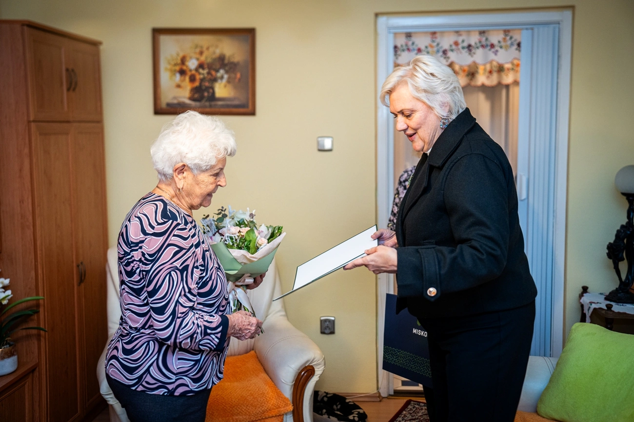 Molnár Józsefné köszöntése. Fotó: Horváth Csongor