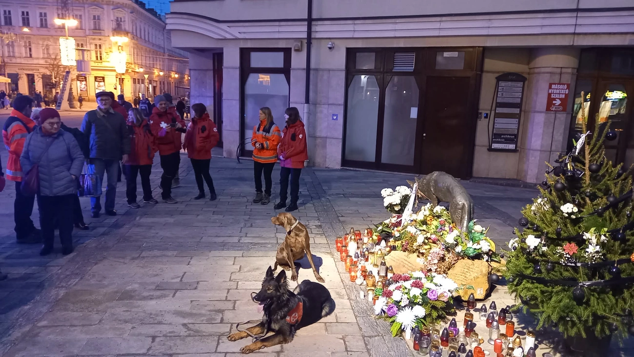 Mancs szobor megemlékezés