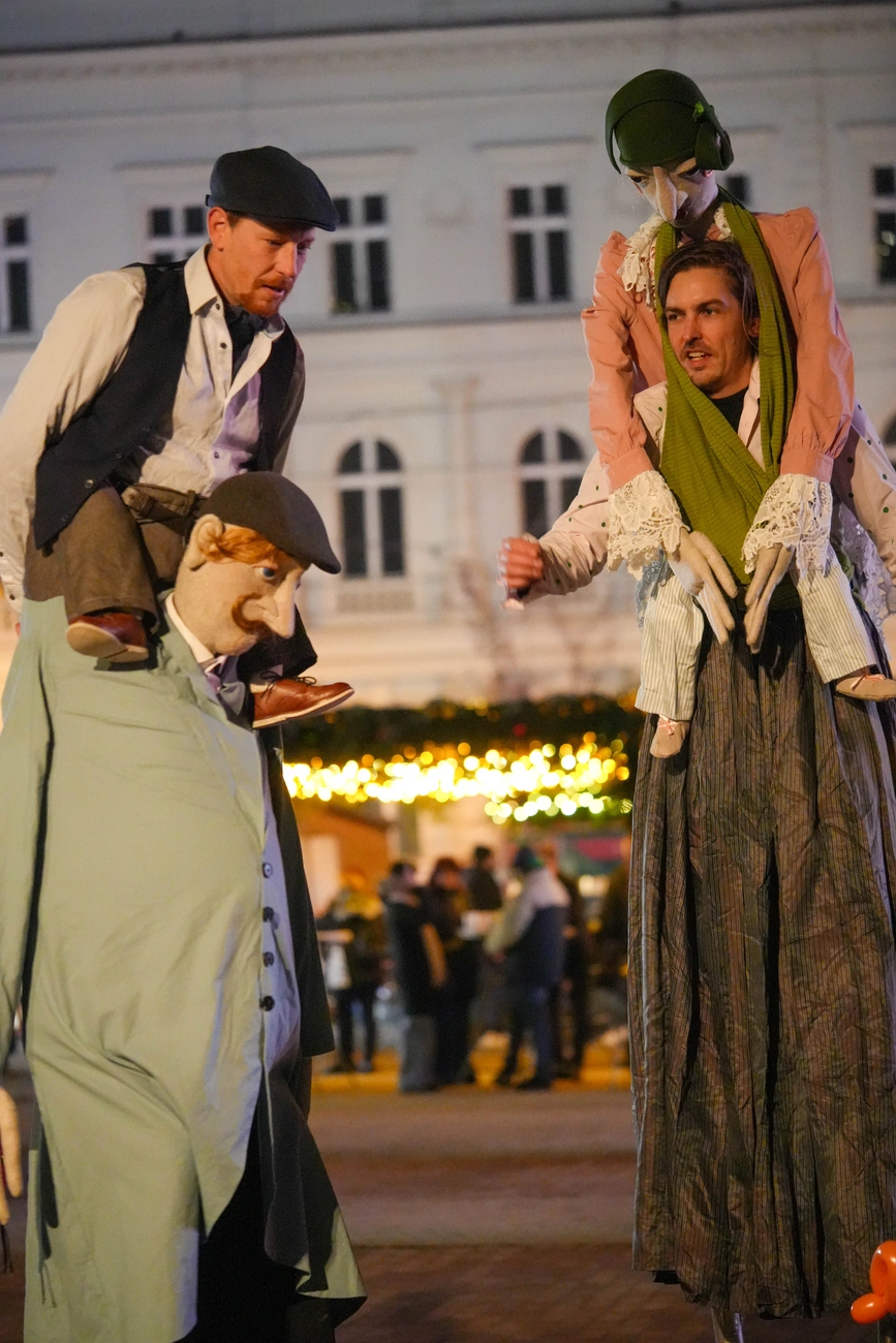 All in Circus gólyalábasai