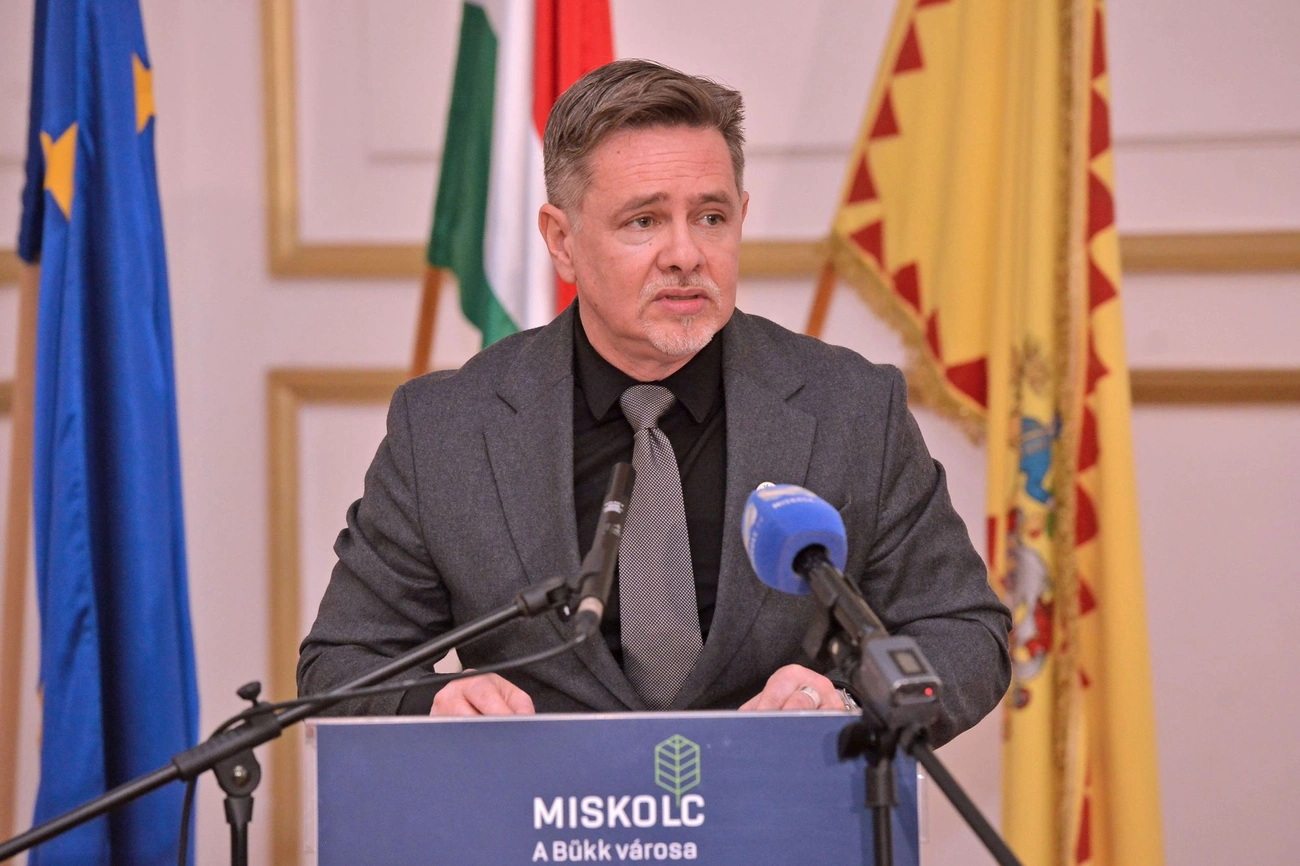 Kiváló teljesítményt nyújtó középiskolai tanulókat díjaztak a miskolci városháza dísztermében hétfőn. Fotó: Osztie Tibor