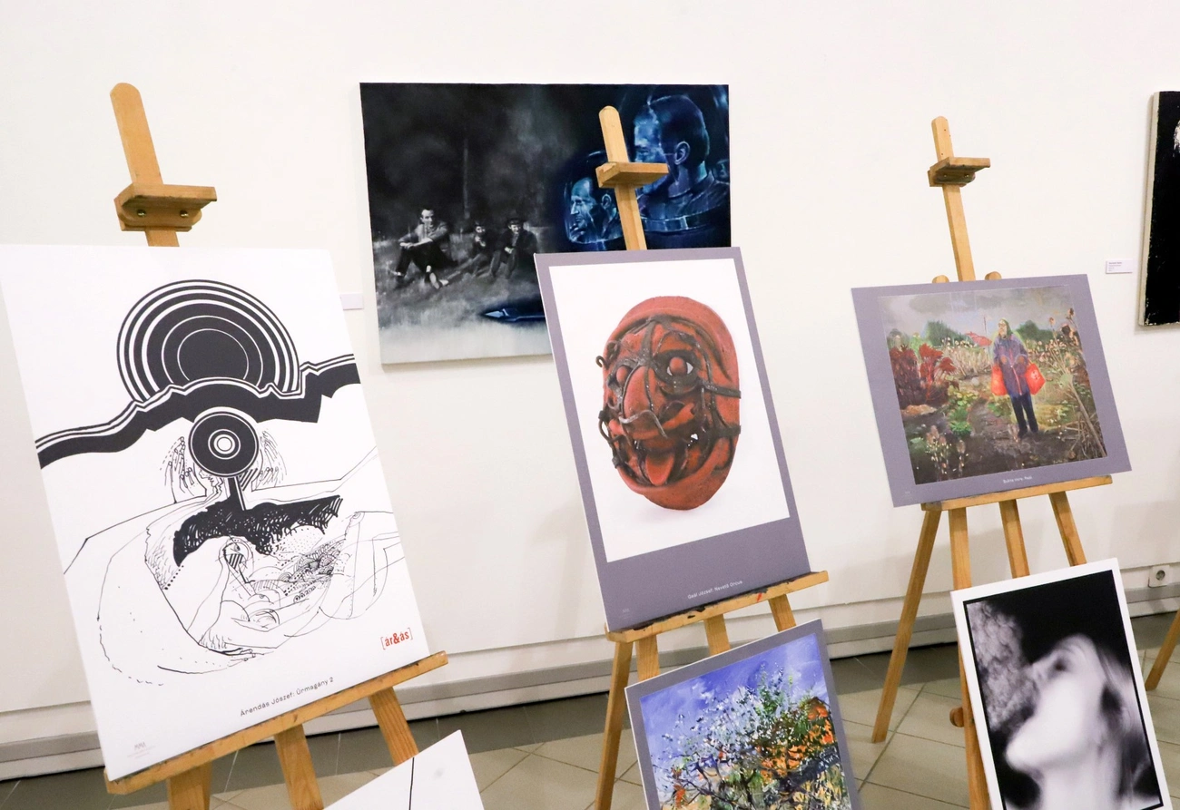 Kortárs reprodukciókat kapott a Miskolci Zrínyi Ilona Gimnázium. Fotó: Mocsári László