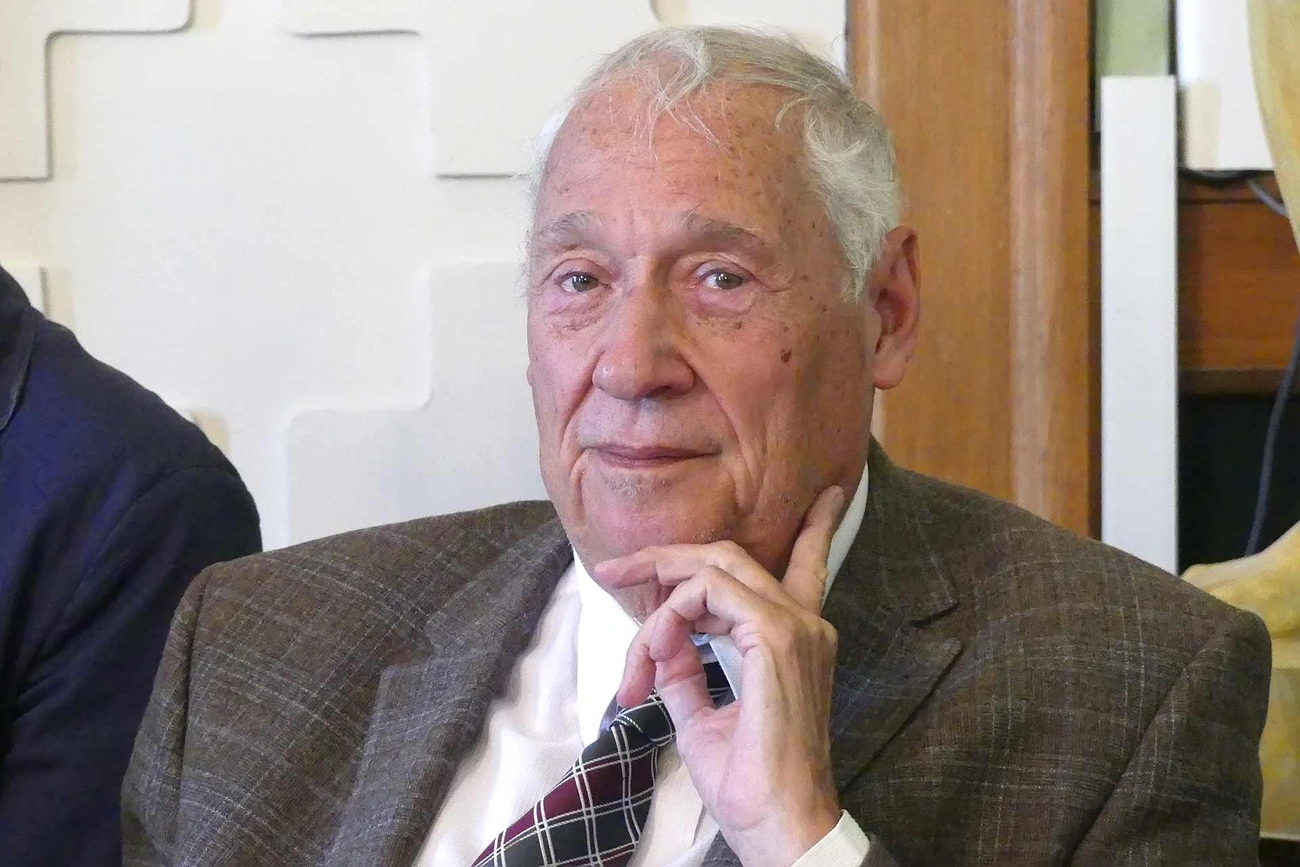 Prof. dr. Sárközy Tamás jogtudós, egyetemi tanár, egykori igazságügyi miniszterhelyettes tíz esztendős munkálkodása alatt rengeteget tett a honi jégkorongért. A tornán szereplők az emléke előtt tisztelegnek. Fotó: magánarchívum 