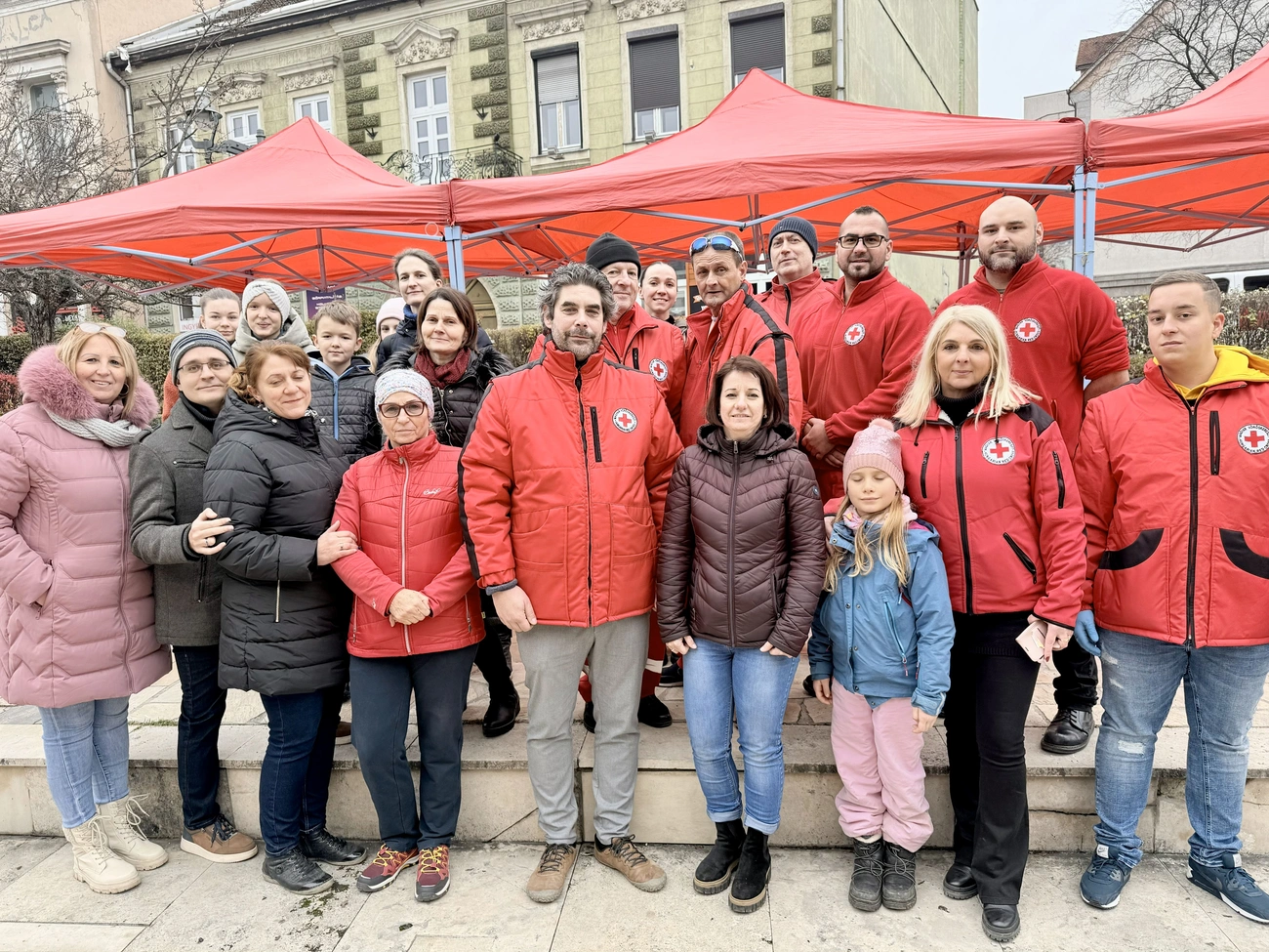 Ételosztás a Szinva teraszon