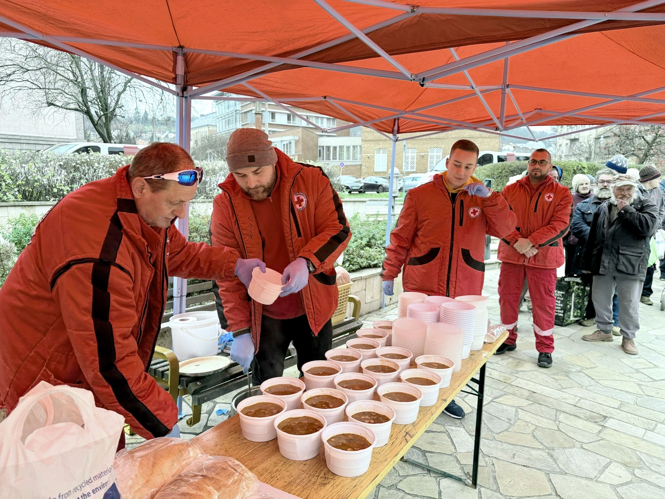 Ételosztás a Szinva teraszon