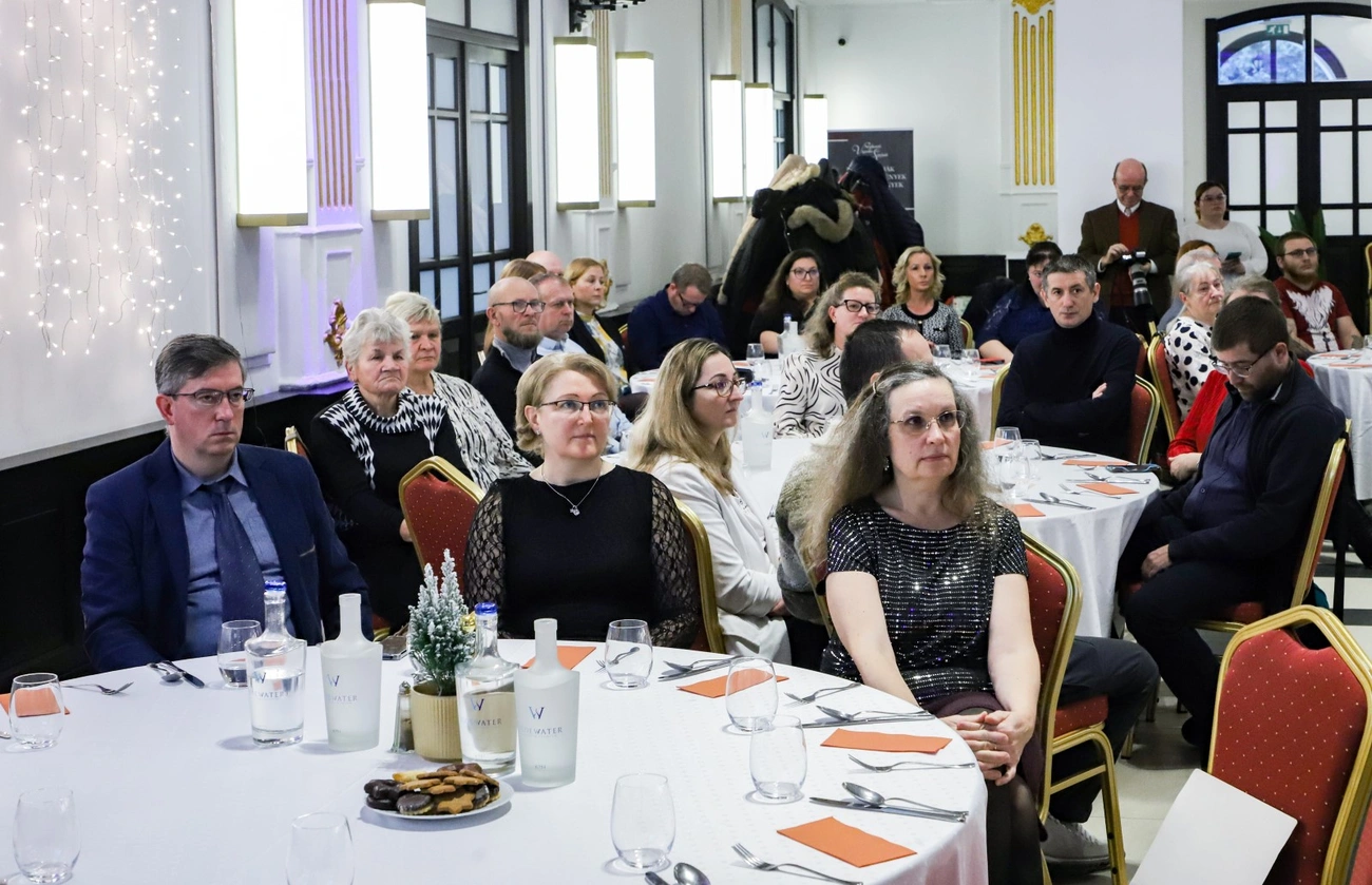 nagycsaladosok_vigado_251220ml-2.jpg (399.64 KB)