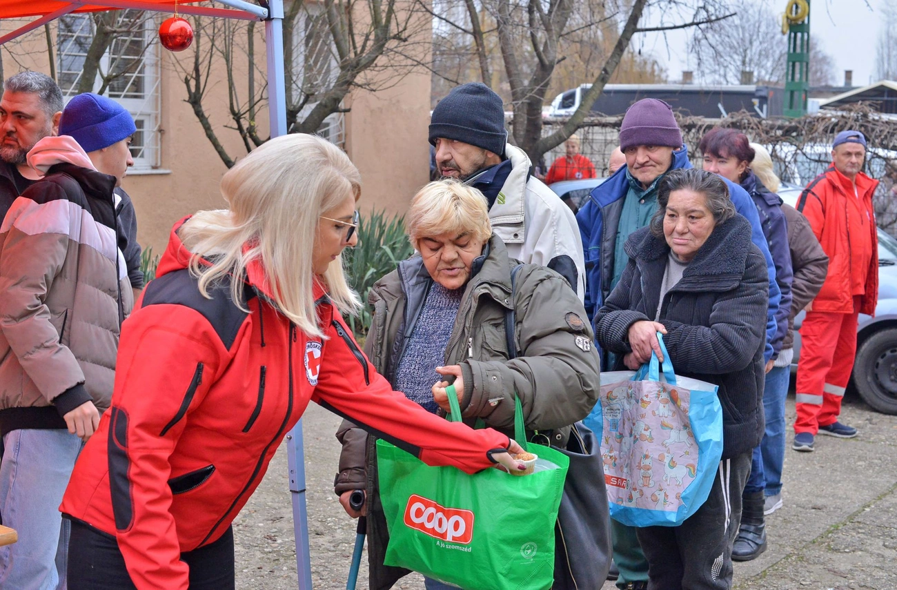 tartos_elelmiszercsomagok_atadasa_20251222-ot_10.jpg