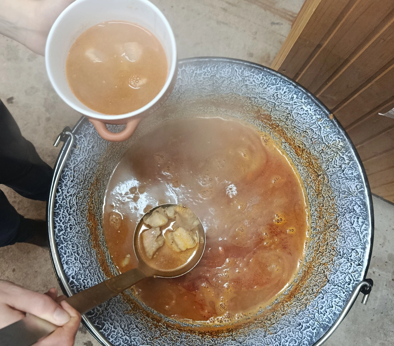 halászlé bográcsban