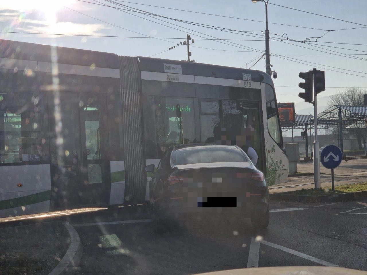 Villamos kontra Mercedes. Új Miskolcon Láttam/Kovács Nándor