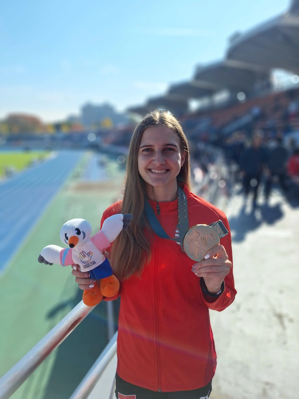 Gál Nikolett, a DVTK atlétája Tokióban siketlimpiai bajnoki címet szerzett 100 méteres gátfutásban. Fotó: magánarchívum 