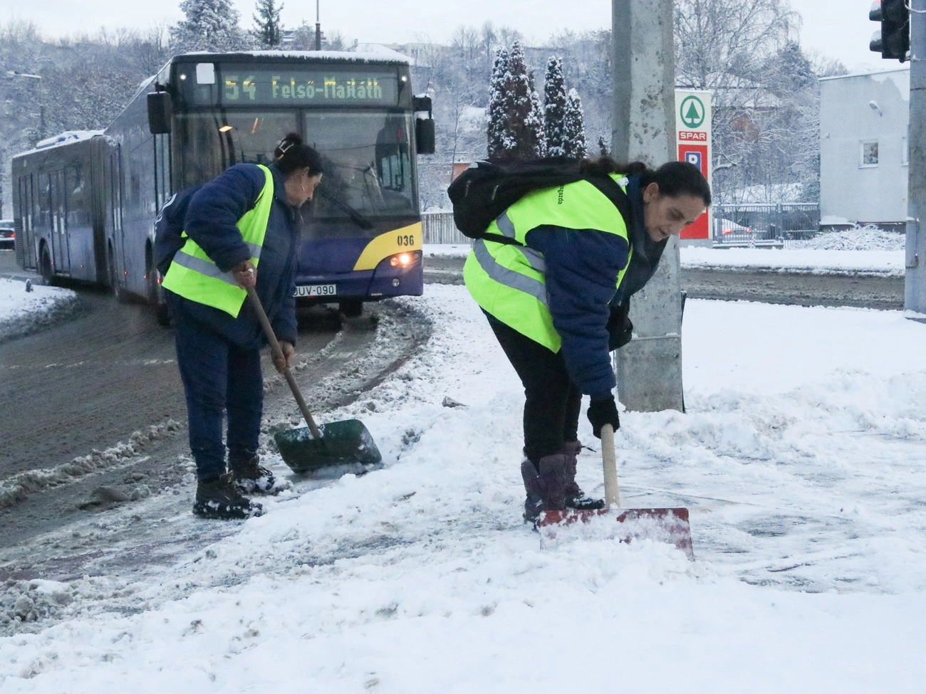 Hó eltakarítás, Városgazda. Fotó: Mocsári László