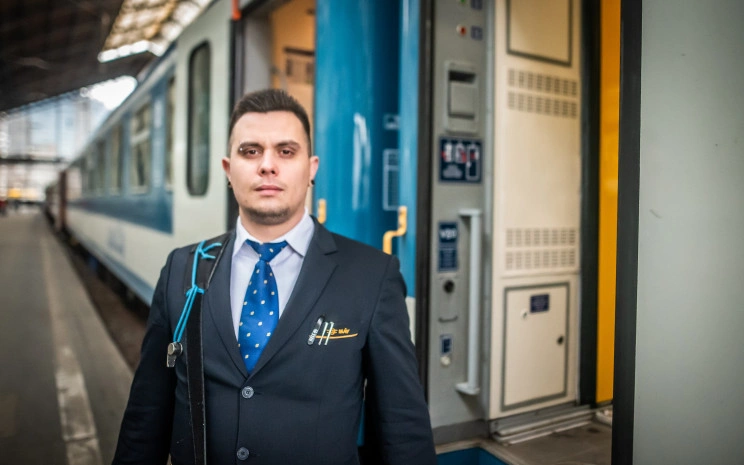 kalauz, jegyvizsgáló. Fotó: magazin.mavcsoport.hu