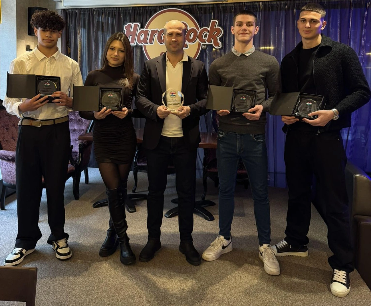 A diósgyőri díjazottak egy csoportja Budapesten, balról: Mester Miron, Sütő Doroti, Jászka Krisztián, Szarvas Adrián és Gergely Lajos. Fotó: magánarchívum