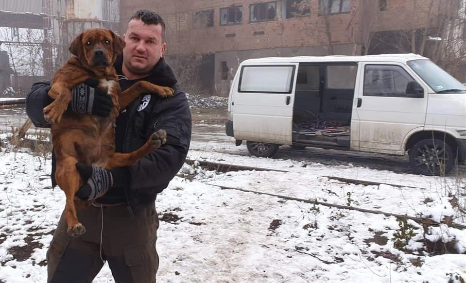 Csík Zoltán egy mentett kutyával a Vasgyárban. Fotó: DSZÁ Állatmentés Facebook