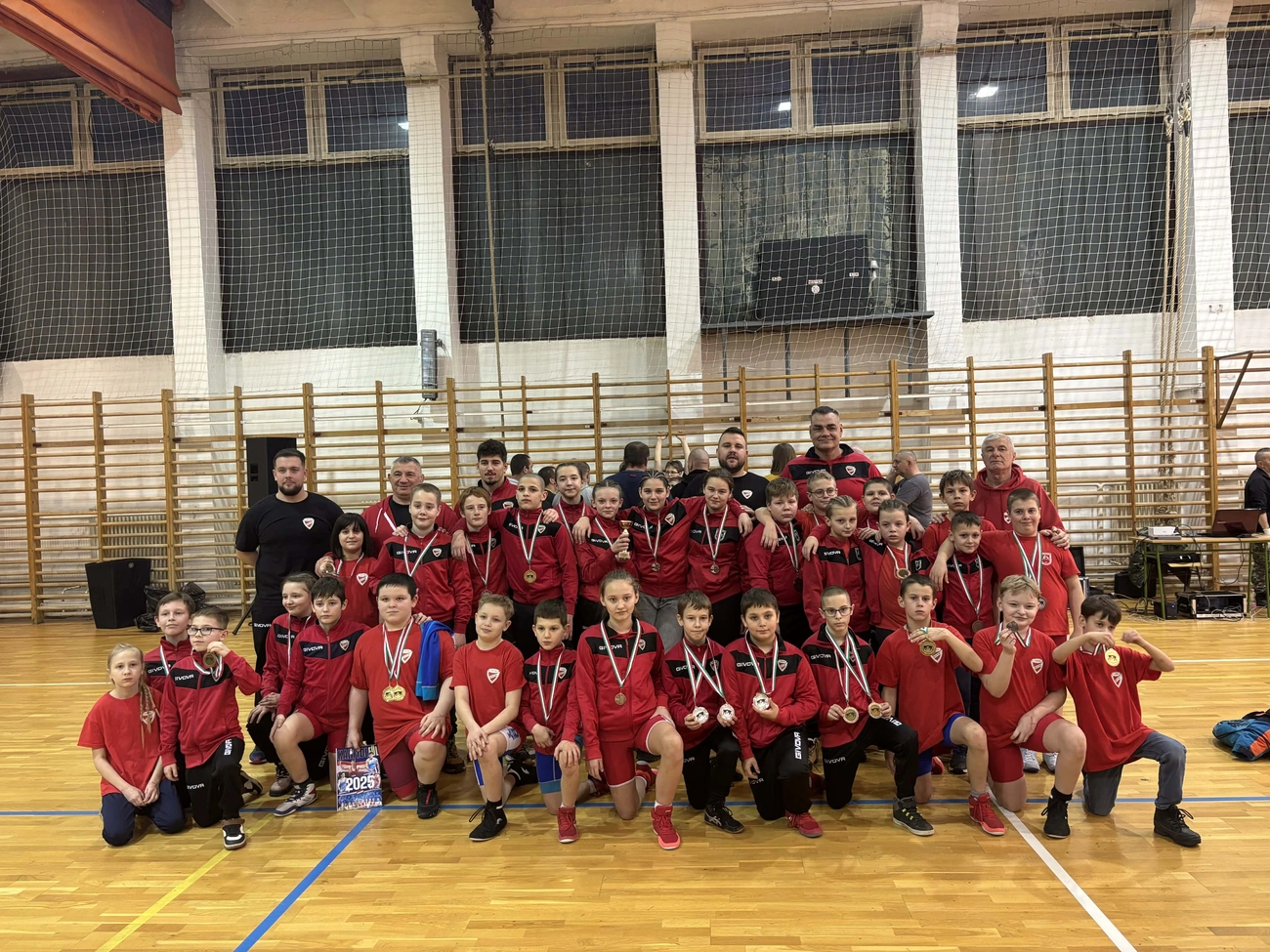 A DVTK és Bekecsi Birkózó Club csapatai a verseny végén. Fotó: magánarchívum
