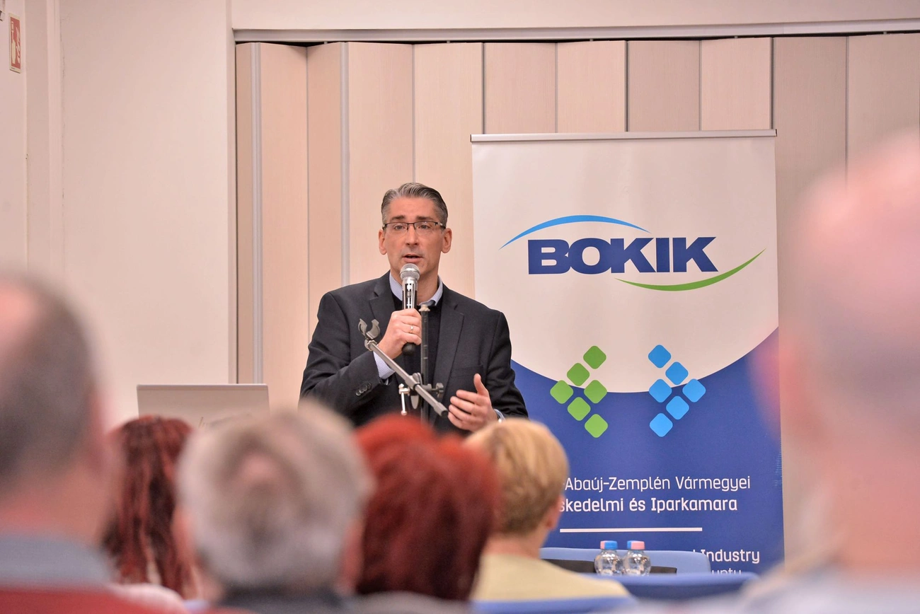 Azurák Csaba előadása Miskolcon. Fotó: Osztie Tibor