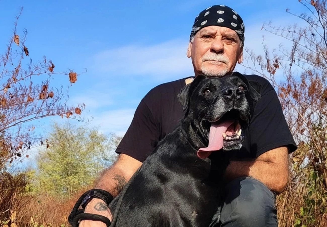 önkéntes sétáltató. Fotó: Miskolci Második Esély Állatvédő Alapítvány Facebook