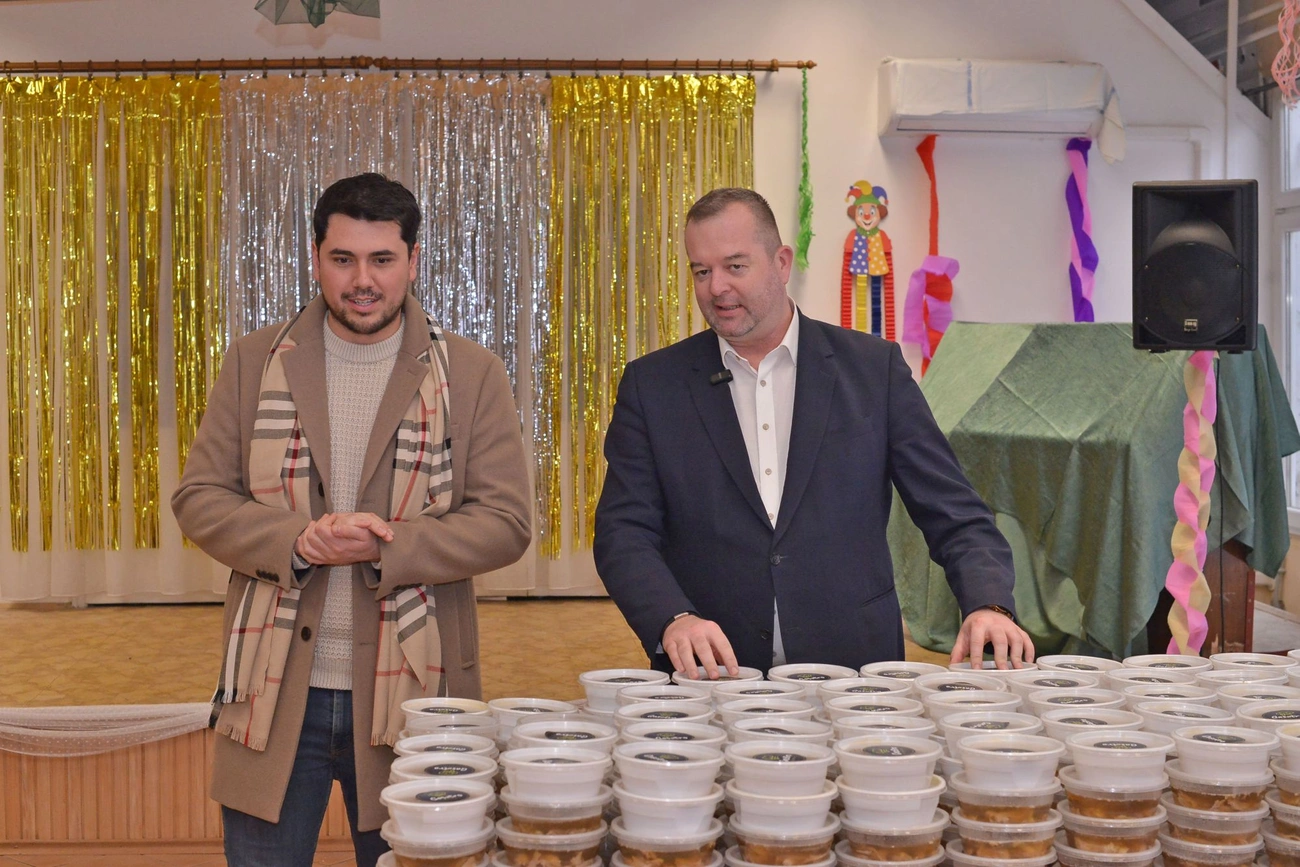 Hollósy András az Őszi Napsugár Otthon kocsonyaosztásán. Fotó: Osztie Tibor