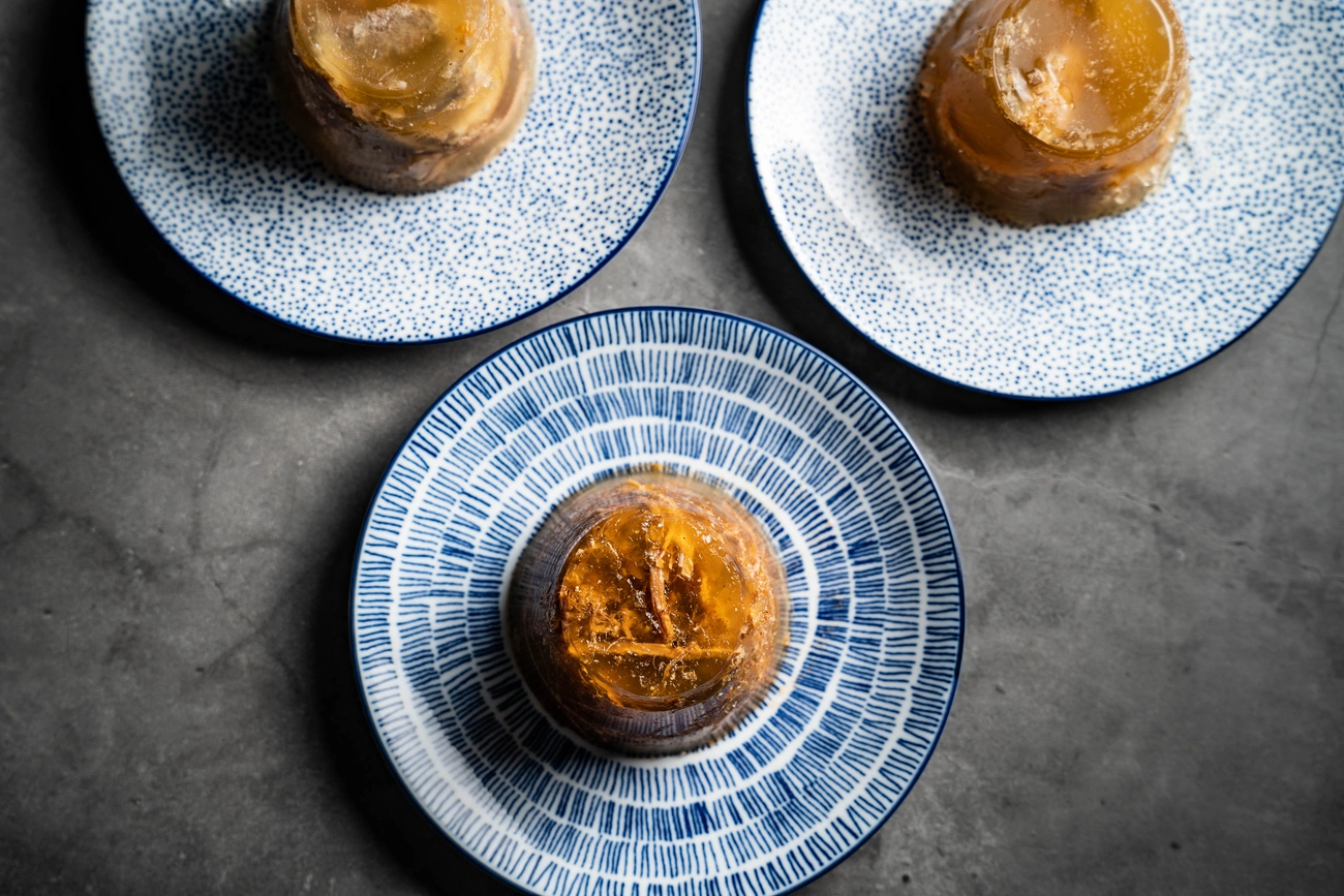 a kocsonya az asztalhoz ült