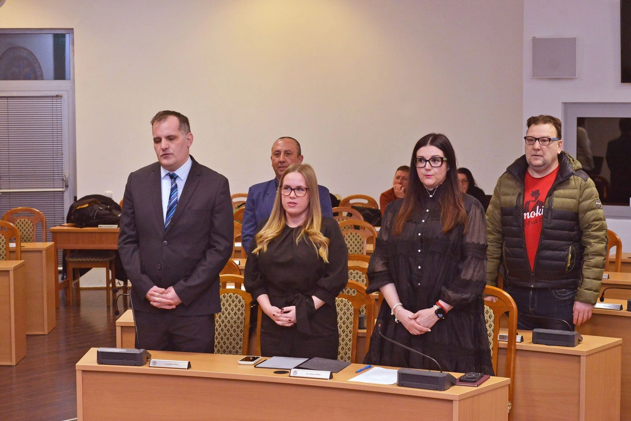 Esküt tettek a miskolci választási bizottságok tagjai. Fotó: Osztie Tibor