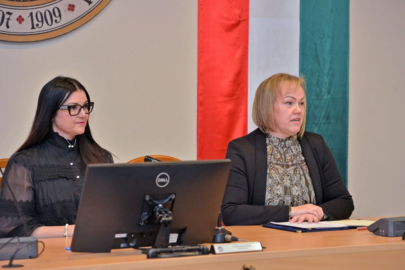 Esküt tettek a miskolci választási bizottságok tagjai. Fotó: Osztie Tibor