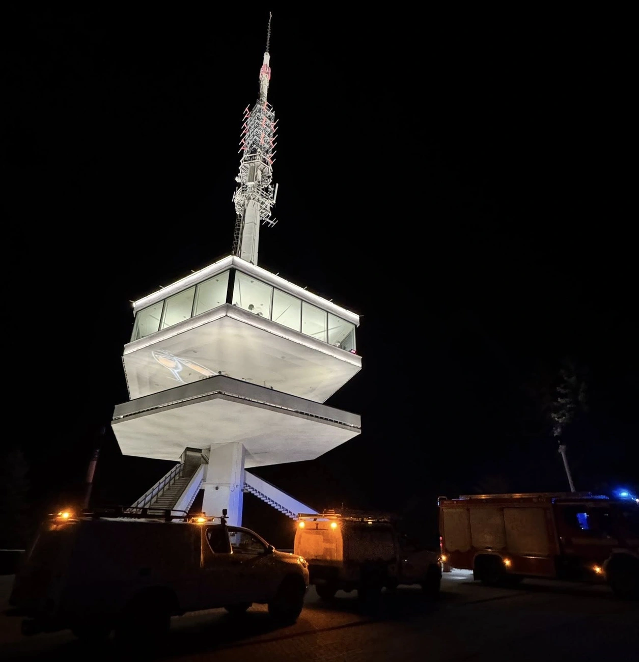 Tűzoltóautók az Avasi kilátónál. Fotó: Tóth-Szántai József Facebook