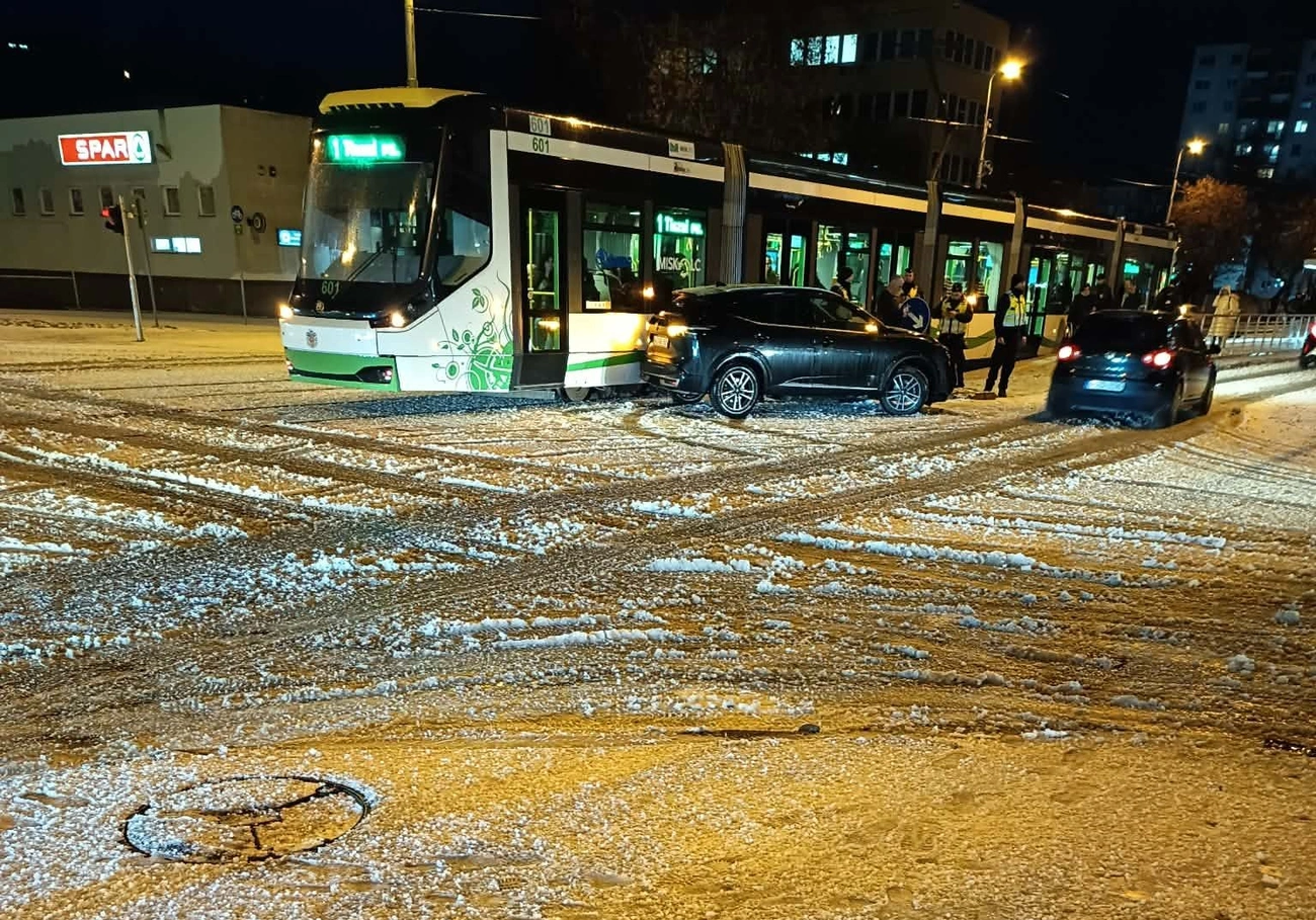 villamosbaleset jégesőben. Fotó: Facebook