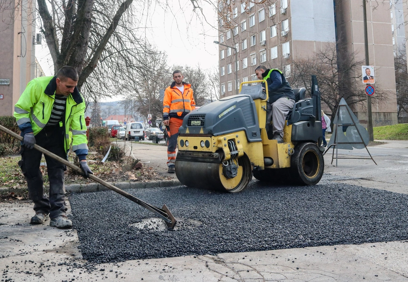 Kátyúzási munkálatok. Fotó: Mocsári László