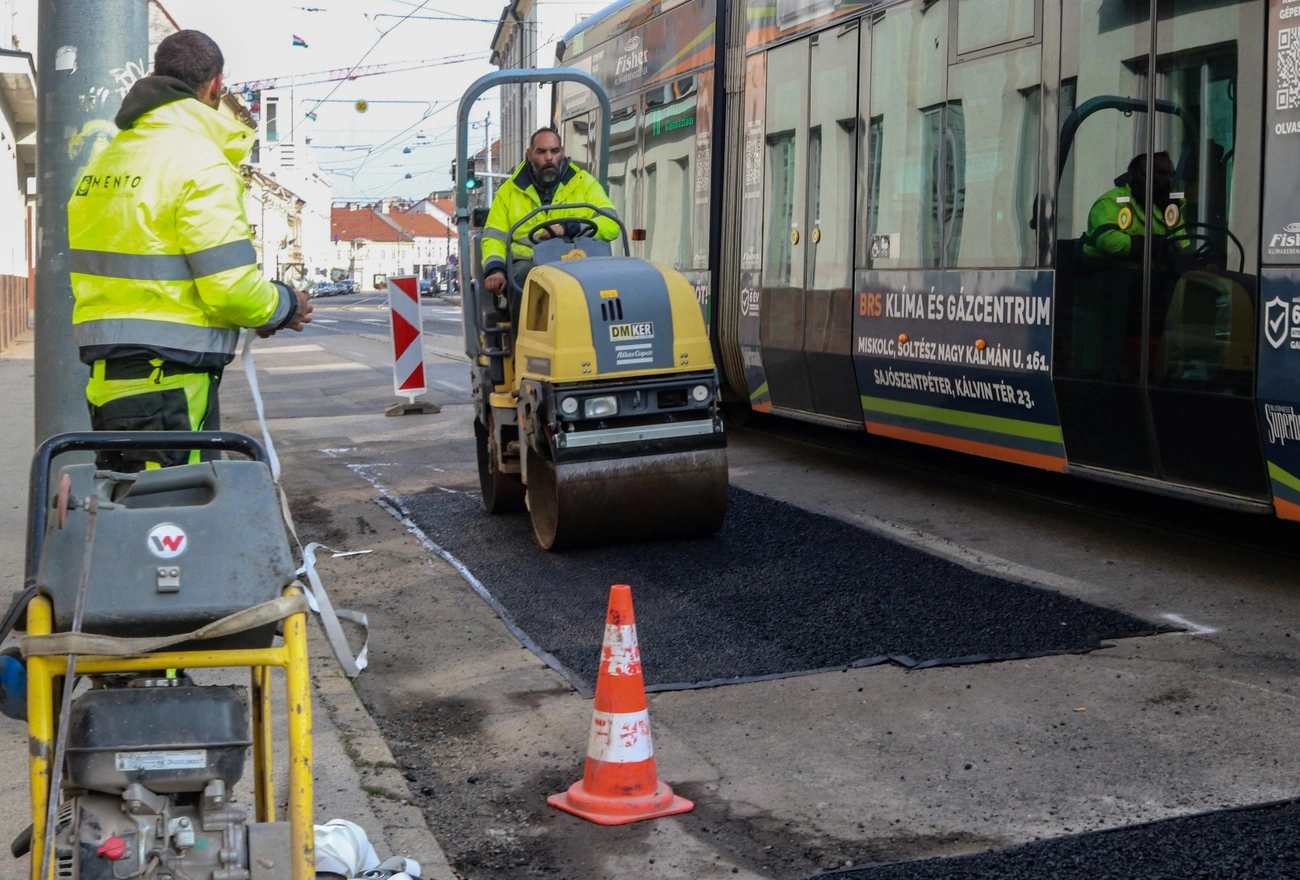 Kátyúzási munkálatok. Fotó: Mocsári László
