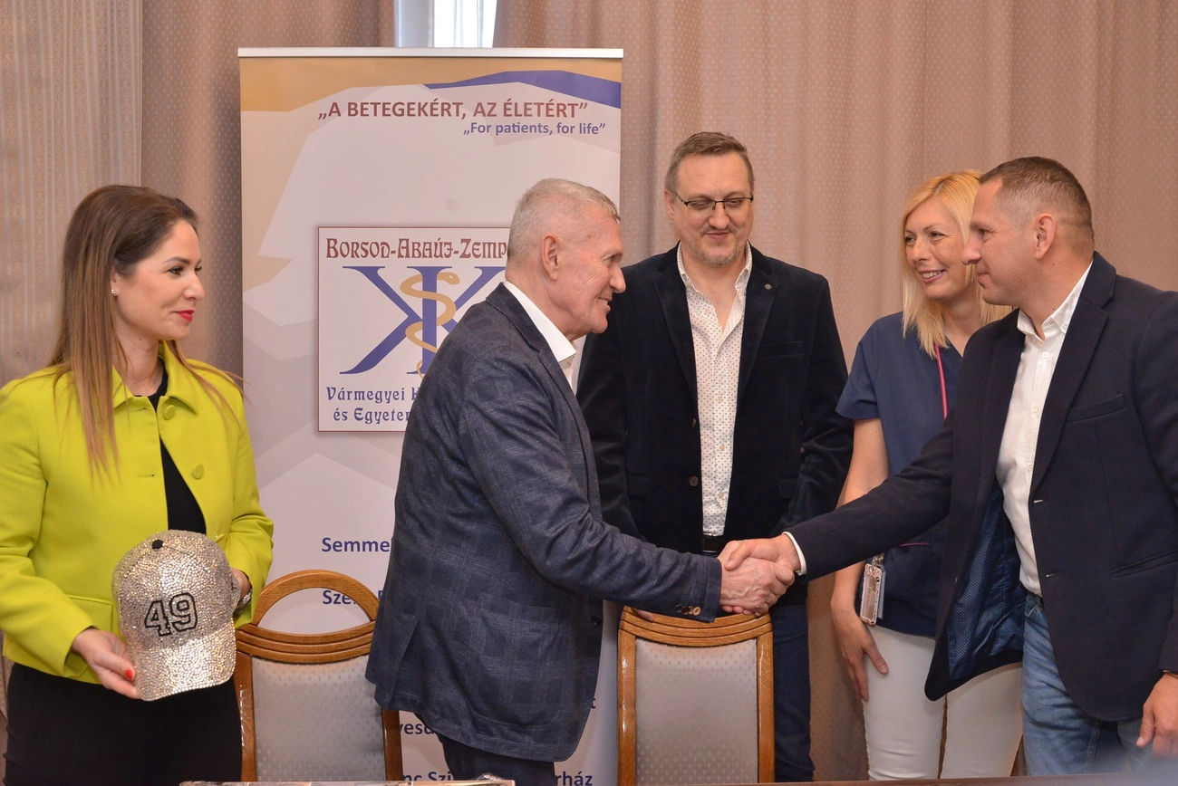 Jótékonysági baseball sapka Bamako sajttáj. Fotó: Osztie Tibor