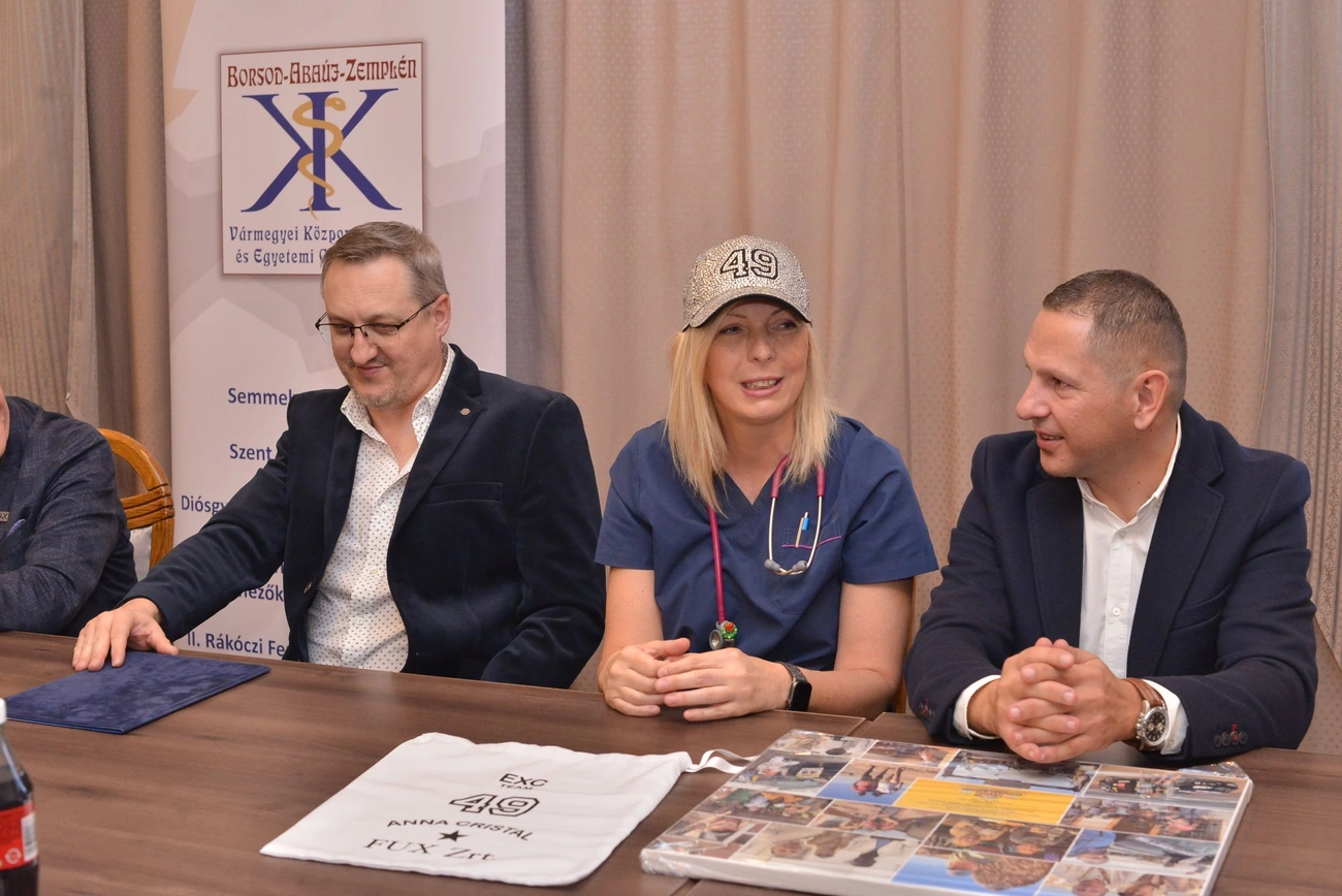 Jótékonysági baseball sapka Bamako sajttáj. Fotó: Osztie Tibor