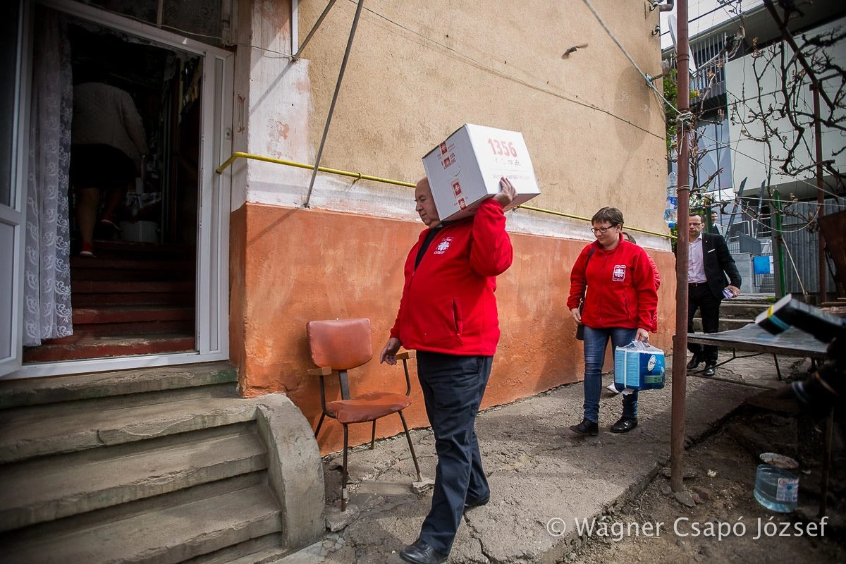 tartósélelmiszer-gyűjtés csomagok kiosztása. Fotó: Katolikus Karitász Facebook