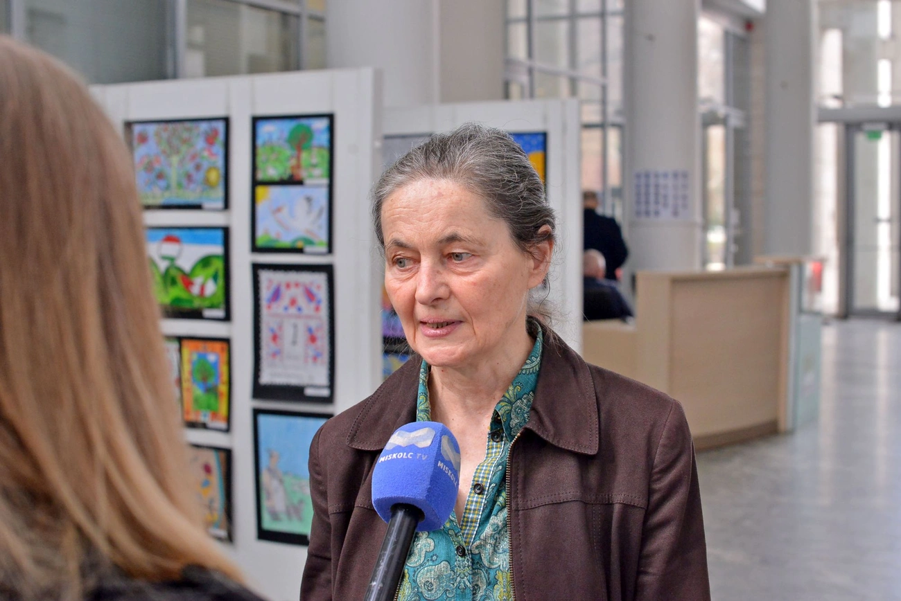 Hudák Katalin, komposztkeret osztás regisztráció. Fotó: Osztie Tibor