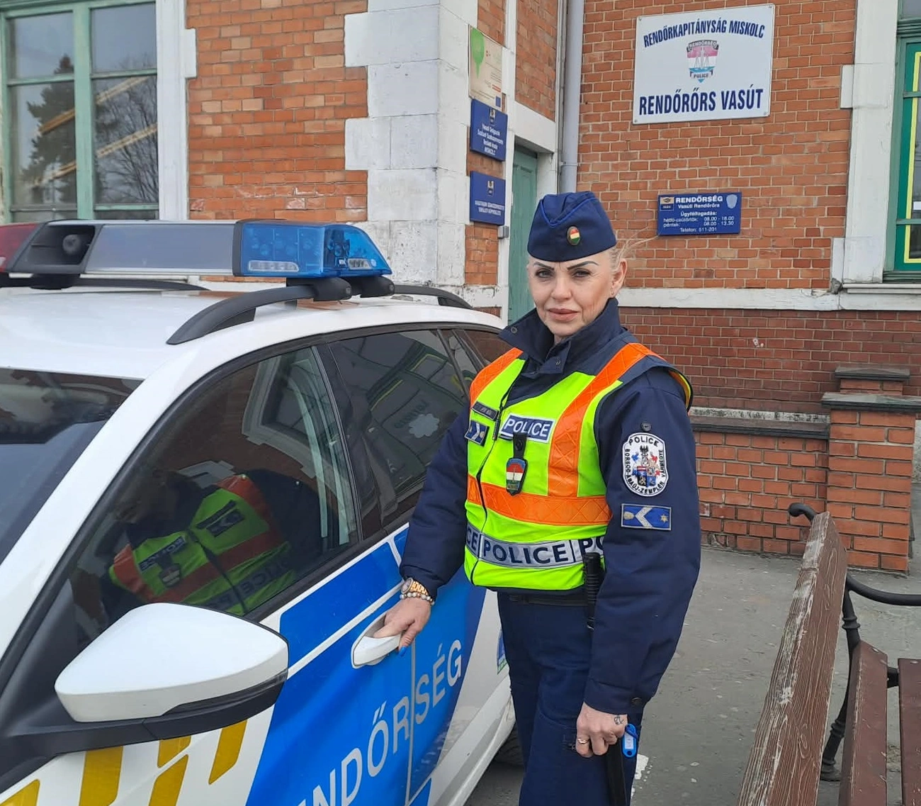 Lángok közül mentette ki az idős nőt a miskolci rendőrnő
