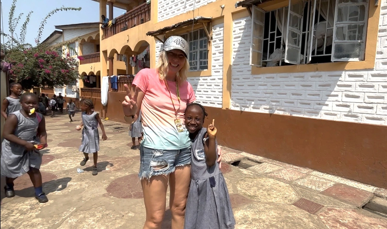 Simon Réka afrikai gyerekekkel a Bamako Rallyn. Fotó: magánarchívum