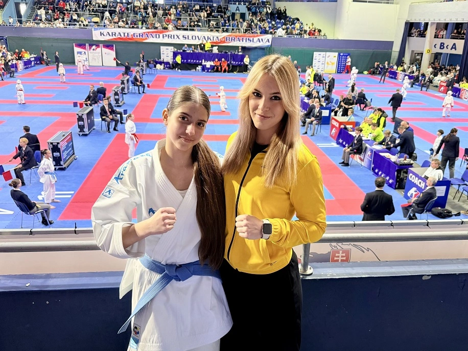 Lukács Mária (balról) és Tóth Vanda edző karate. Fotó: magánarchívum