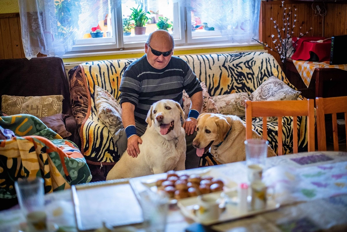 Kiss Barnabás és vakvezető kutyái. Fotó: Baráthegyi Vakvezető Kutya Iskola