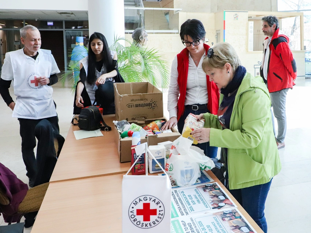 Tartós-élelmiszergyűjtés a Miskolci Egyetemen. Fotó: Mocsári László