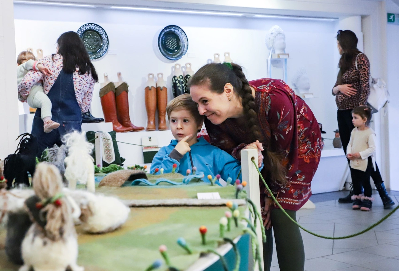 Babákat vártak édesanyjukkal a Miskolci Galériába. Fotó: Mocsári László