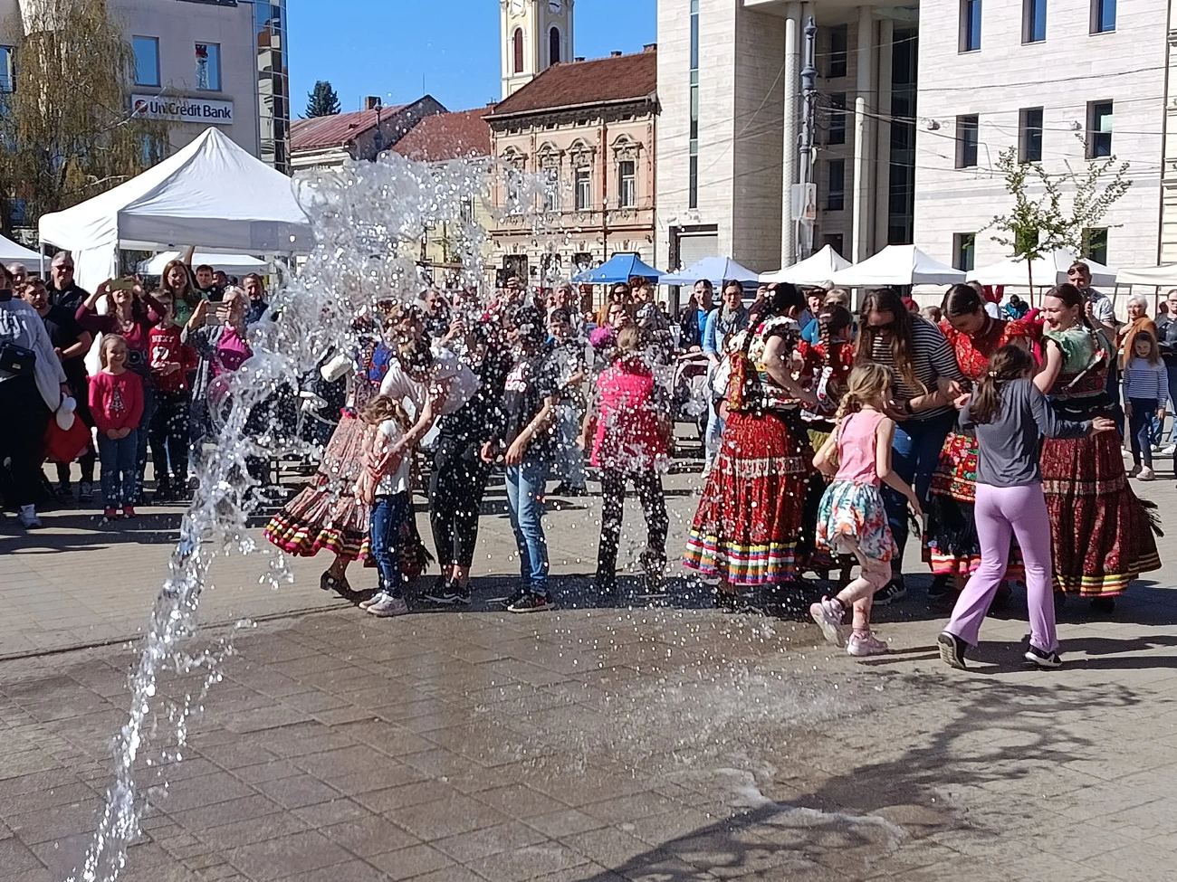 Locsolkodás a Szent István téren. Fotó: Répássy Olívia