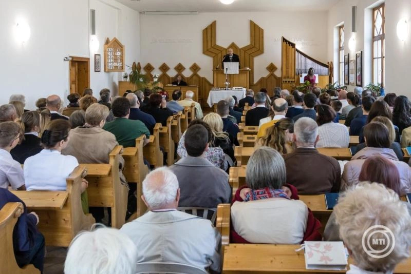 Steinbach József református püspök húsvéti igehirdetése Balatonalmádiban. Fotó: MTI