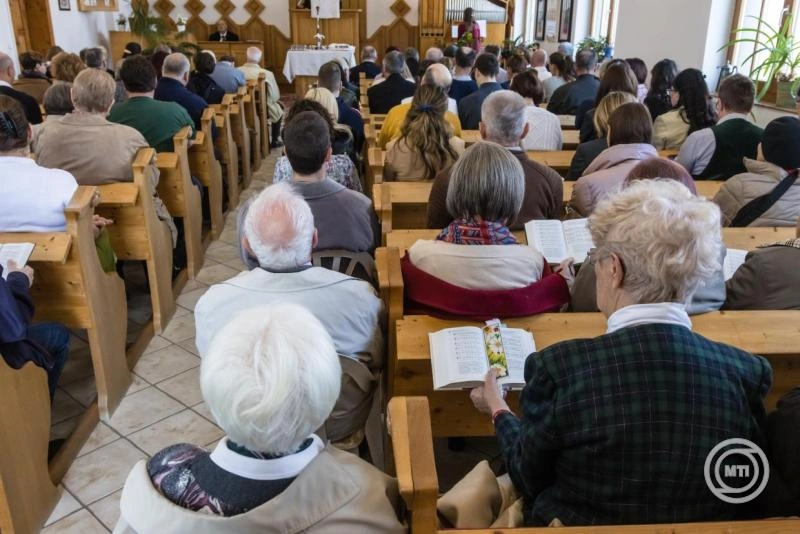 Húsvéti református istentisztelet Steinbach Józseffel Balatonalmádiban. Fotó: MTI