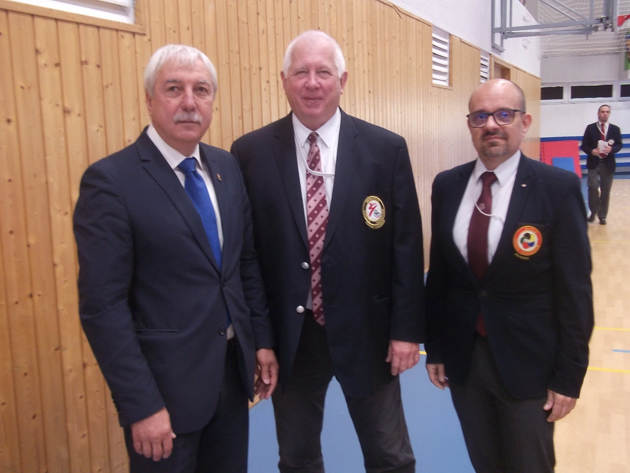 Mészáros János (balról, a főbírók körében) a Magyar Karate Szövetség elnöke mondott megnyitó beszédet. Fotó: KT